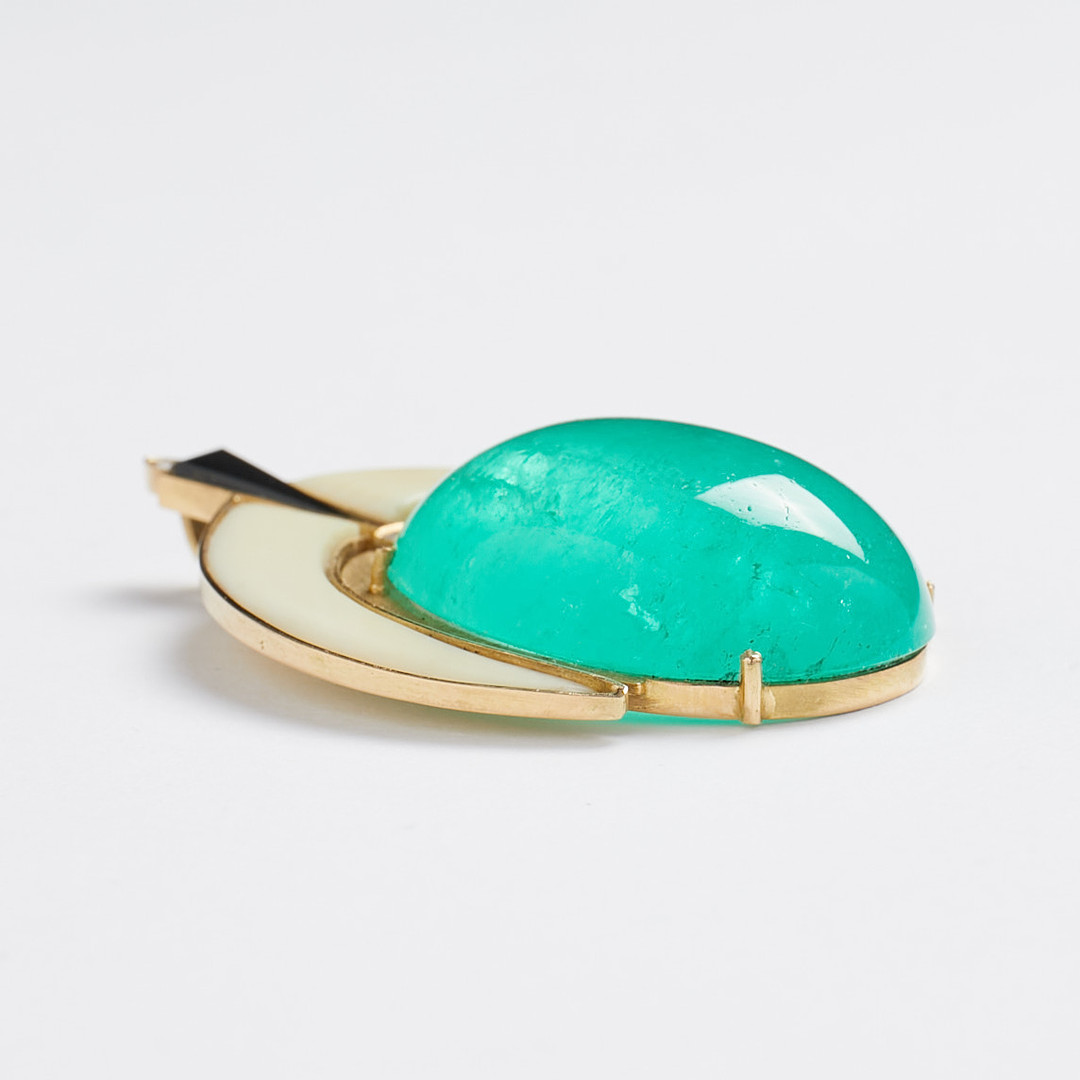 HÄNGE, Art Deco, 18 k guld, cabouchonslipad Smaragd ca 49 ct, slipat elfenben, onyx samt 2 st triangelslipade diamanter.
