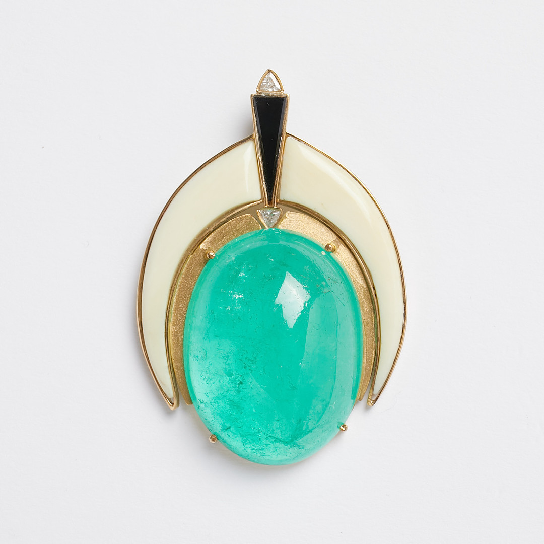 HÄNGE, Art Deco, 18 k guld, cabouchonslipad Smaragd ca 49 ct, slipat elfenben, onyx samt 2 st triangelslipade diamanter.