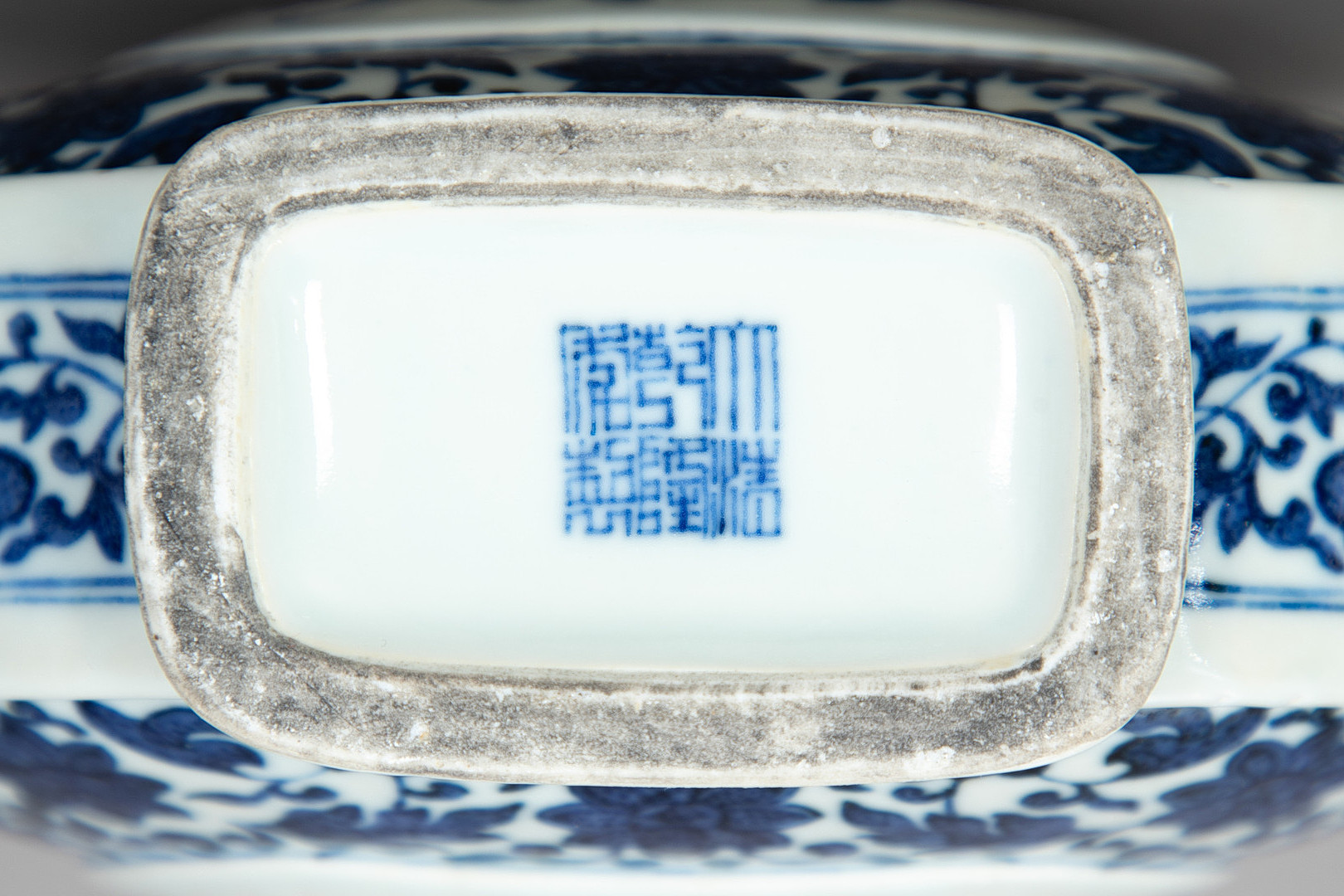 Blauweiße Pilgerflasche ''Bian Hu'' im Ming-Stil, Qianlong-Marke, 19. Jh.