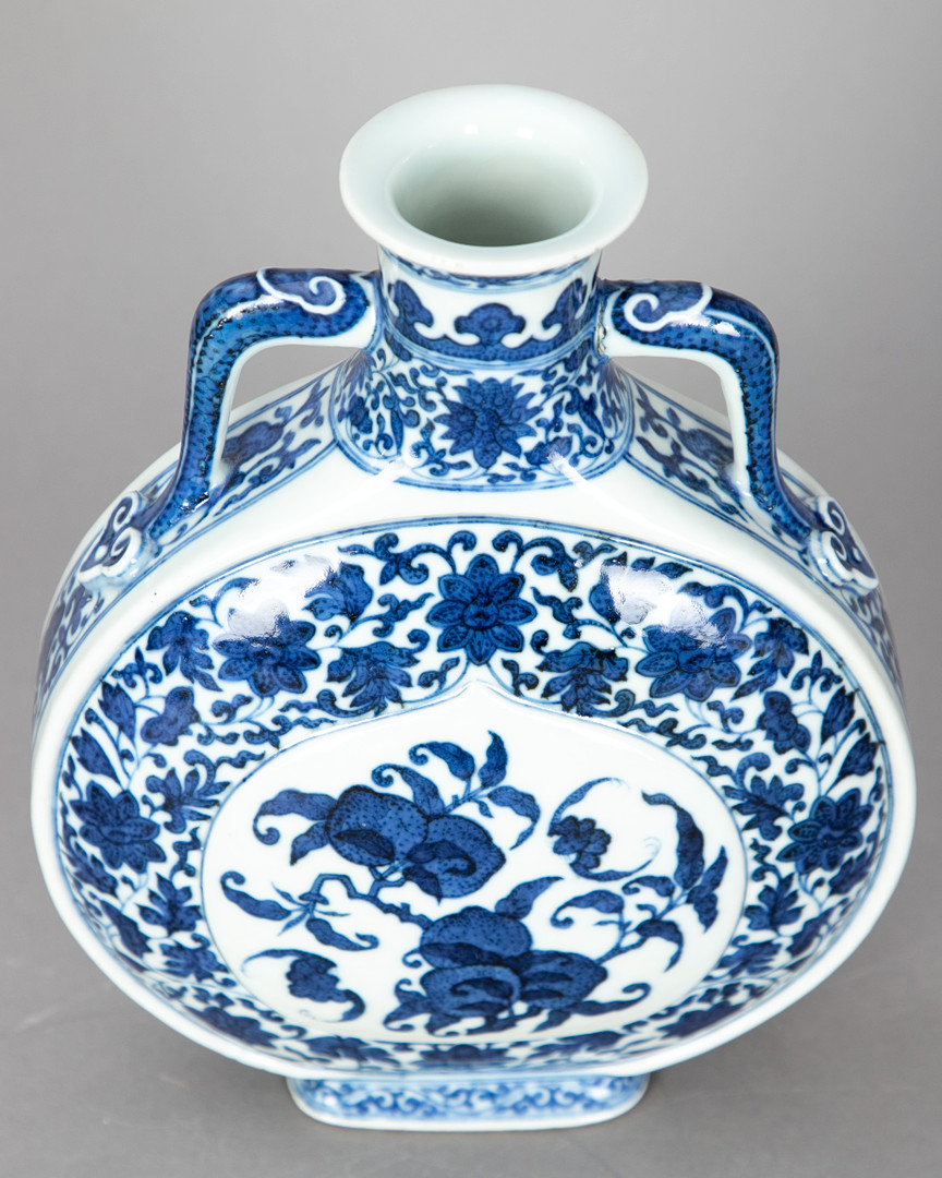 Blauweiße Pilgerflasche ''Bian Hu'' im Ming-Stil, Qianlong-Marke, 19. Jh.