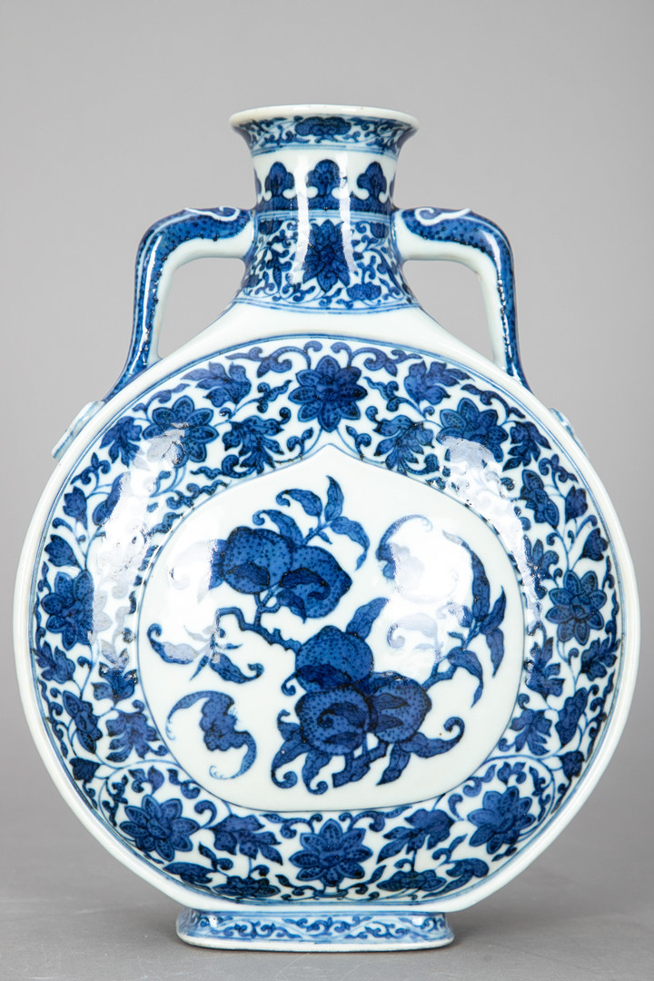 Blauweiße Pilgerflasche ''Bian Hu'' im Ming-Stil, Qianlong-Marke, 19. Jh.