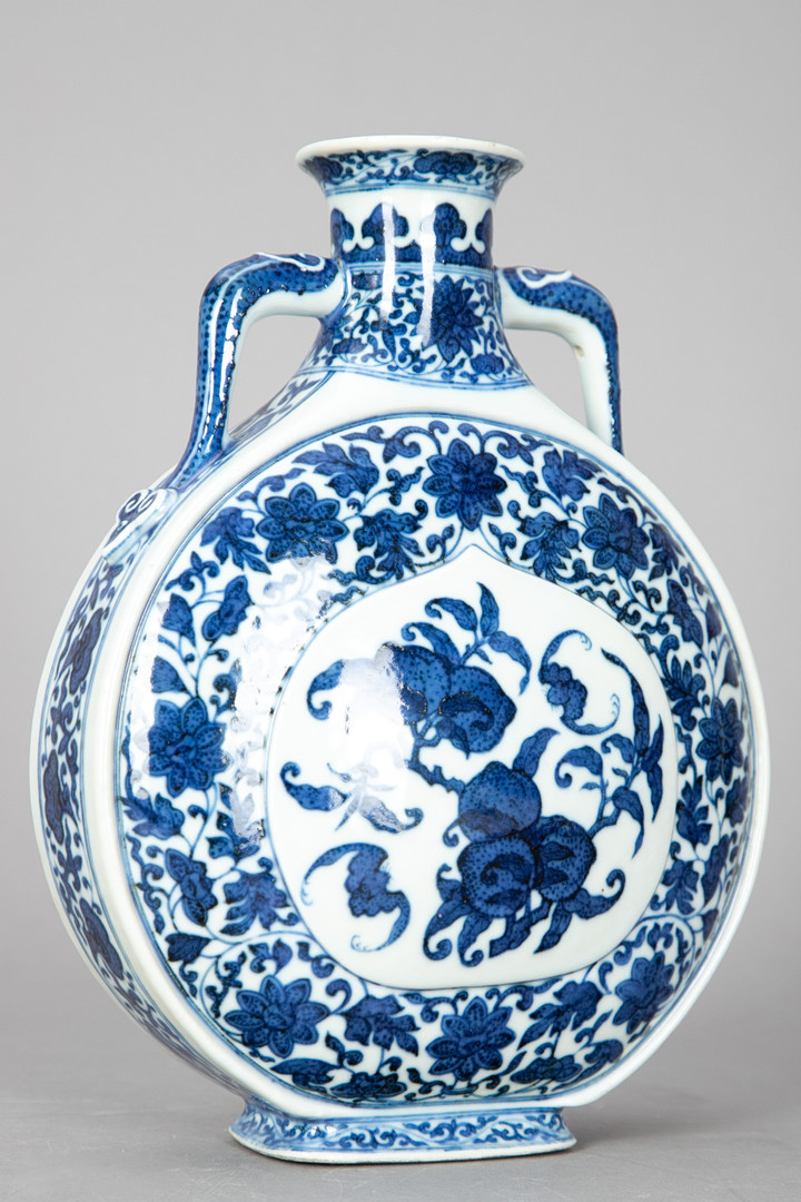 Blauweiße Pilgerflasche ''Bian Hu'' im Ming-Stil, Qianlong-Marke, 19. Jh.