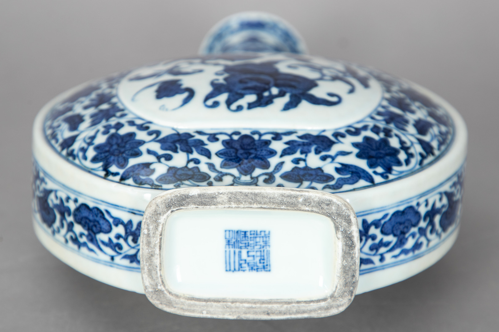 Blauweiße Pilgerflasche ''Bian Hu'' im Ming-Stil, Qianlong-Marke, 19. Jh.