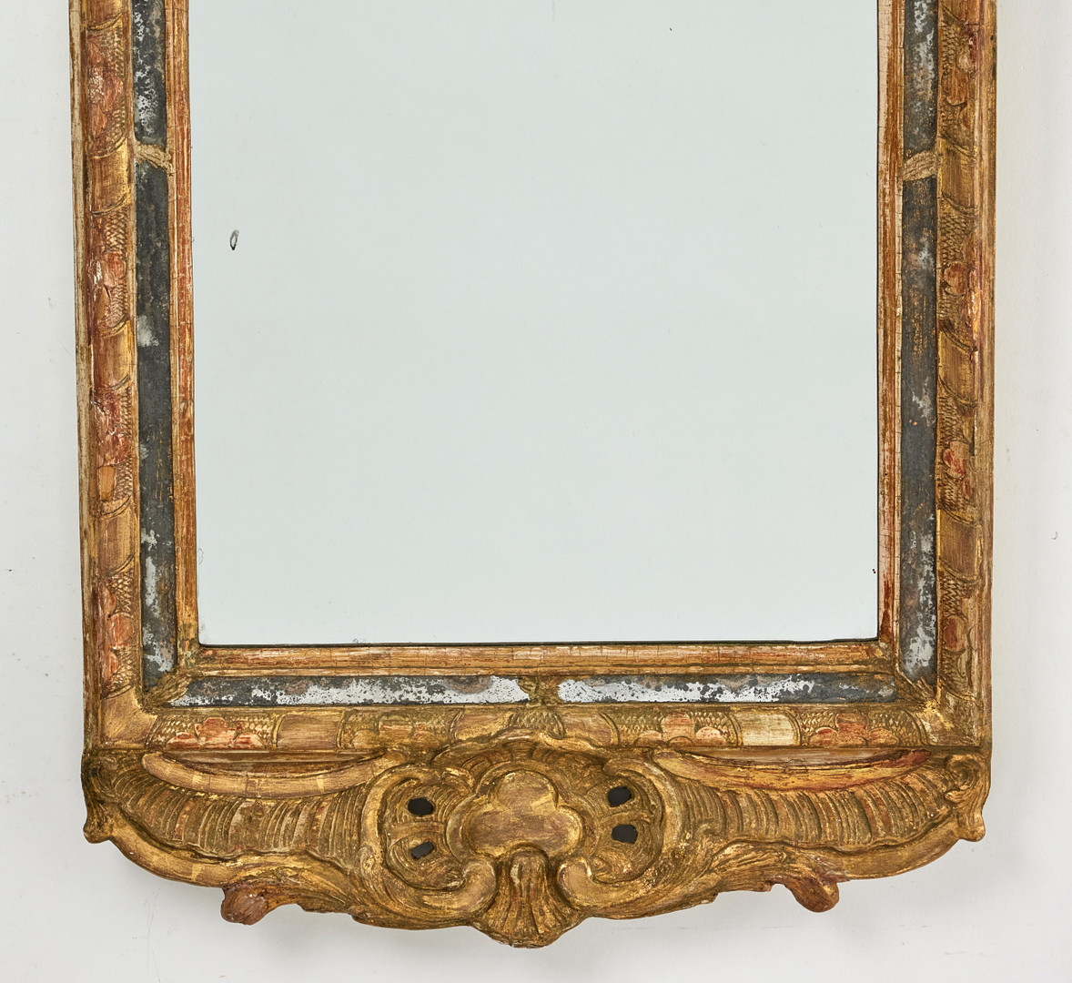 SPEGEL, stockholmsarbete i rokoko, 1700-talets tredje kvartal, med Stockholms hallstämpel använd på 1760-talet, dekor i papier maché, framtagen äldre förgyllning.