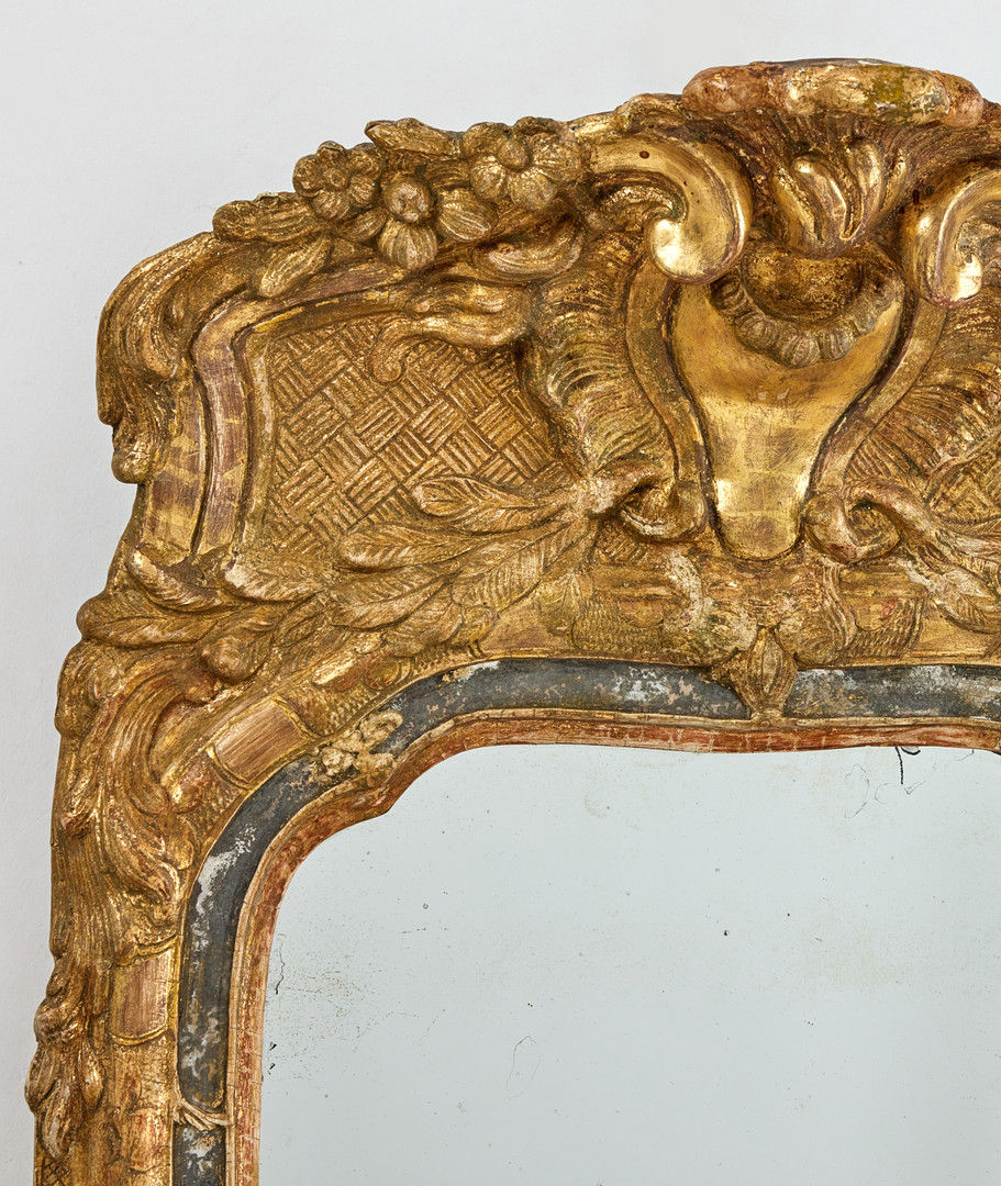 SPEGEL, stockholmsarbete i rokoko, 1700-talets tredje kvartal, med Stockholms hallstämpel använd på 1760-talet, dekor i papier maché, framtagen äldre förgyllning.