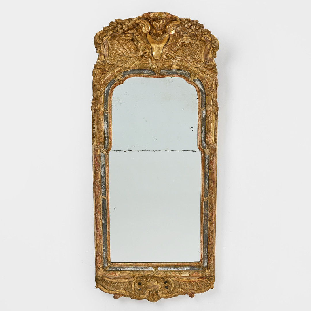 SPEGEL, stockholmsarbete i rokoko, 1700-talets tredje kvartal, med Stockholms hallstämpel använd på 1760-talet, dekor i papier maché, framtagen äldre förgyllning.