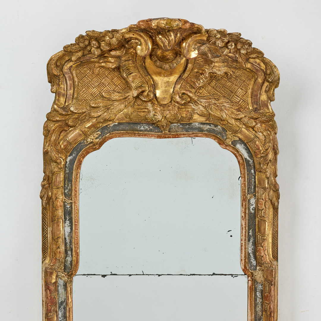SPEGEL, stockholmsarbete i rokoko, 1700-talets tredje kvartal, med Stockholms hallstämpel använd på 1760-talet, dekor i papier maché, framtagen äldre förgyllning.