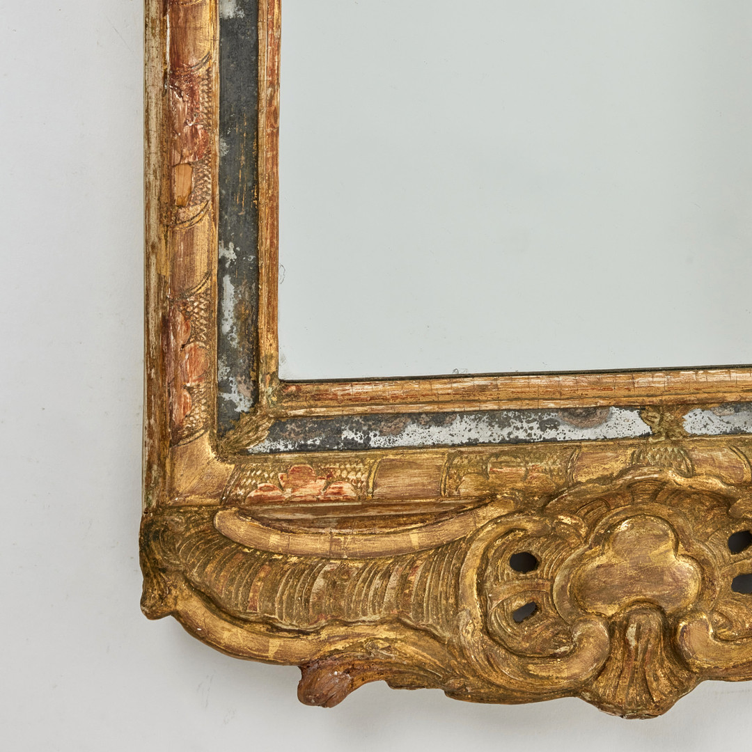 SPEGEL, stockholmsarbete i rokoko, 1700-talets tredje kvartal, med Stockholms hallstämpel använd på 1760-talet, dekor i papier maché, framtagen äldre förgyllning.