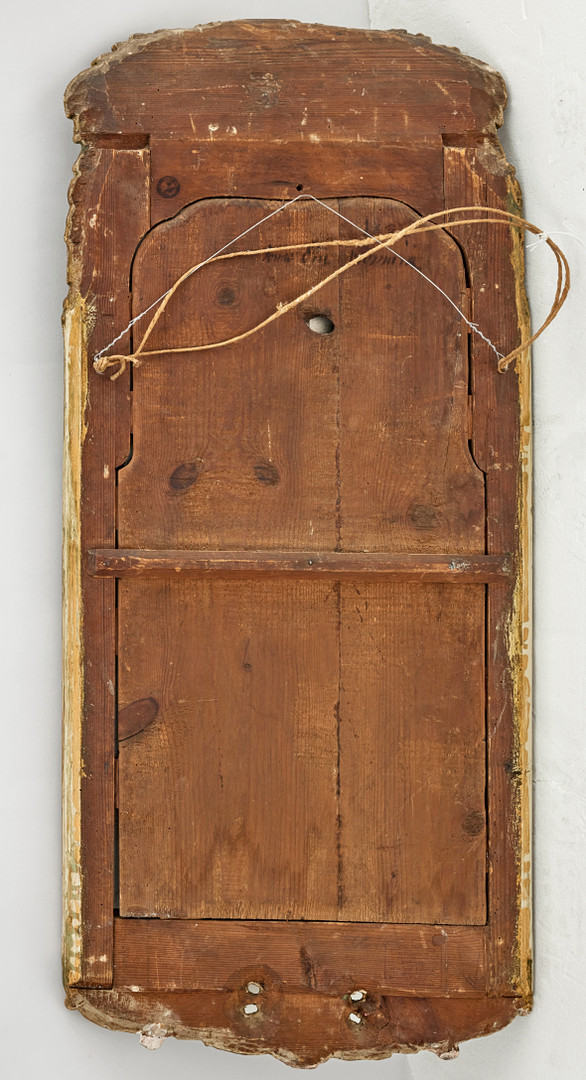 SPEGEL, stockholmsarbete i rokoko, 1700-talets tredje kvartal, med Stockholms hallstämpel använd på 1760-talet, dekor i papier maché, framtagen äldre förgyllning.