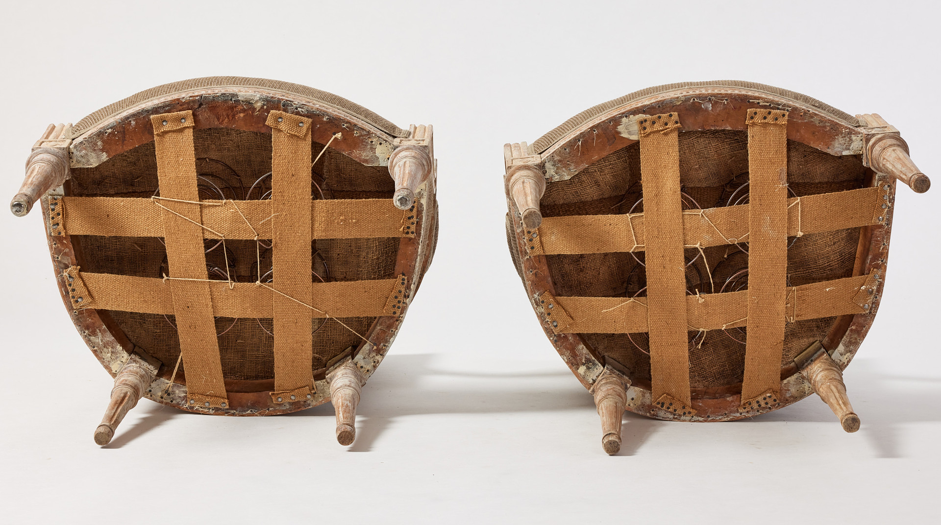 FÅTÖLJER, ett par, gustavianska av stockholmskvalitet, 1700-talets andra hälft, stomme i lövträ, träskuren dekor, framtagen fragmentarisk originalfärg i pärlgrått.