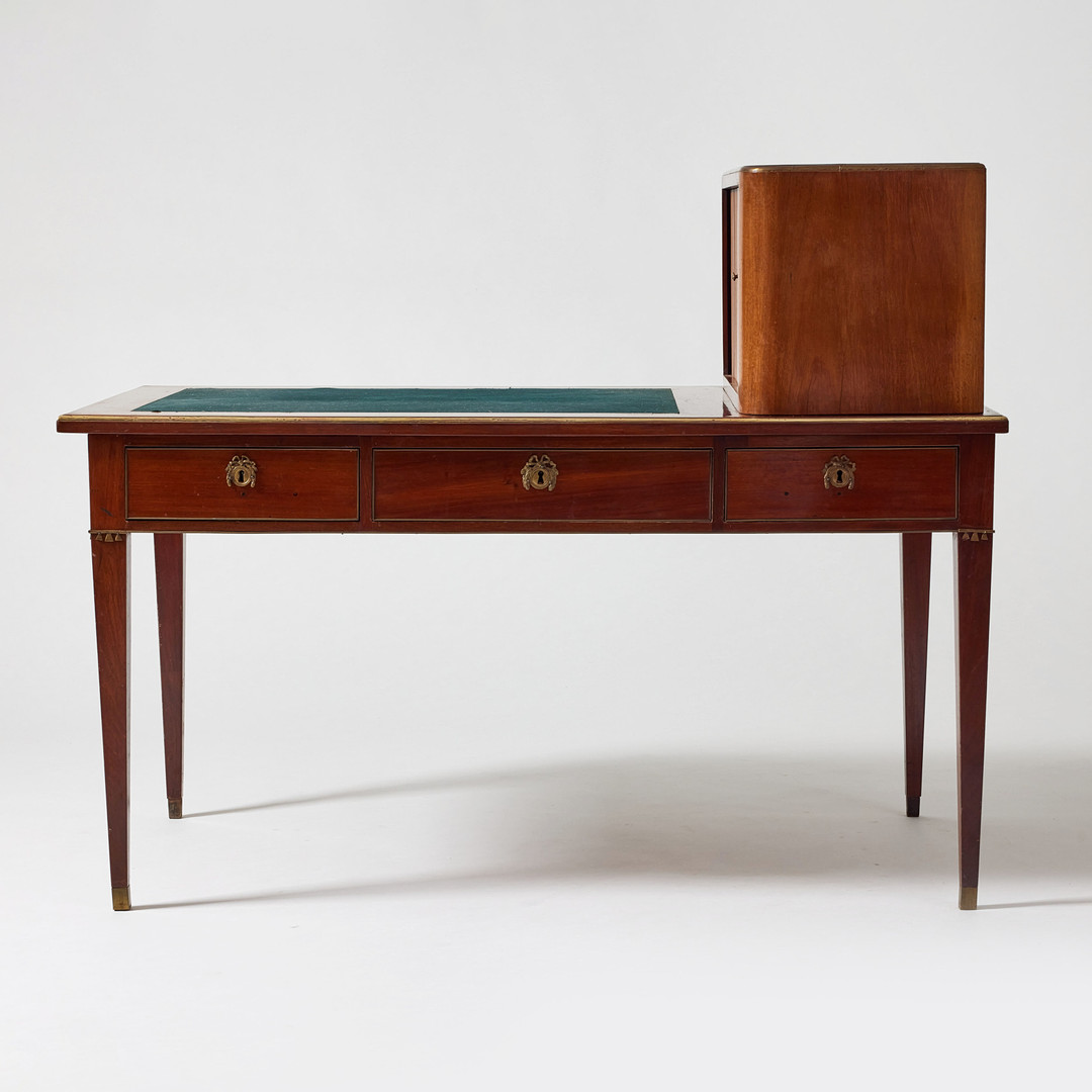 SKRIVBORD med UPPSATS, sengustavianskt, 1800-talets första hälft, fanerat med mahogny.
