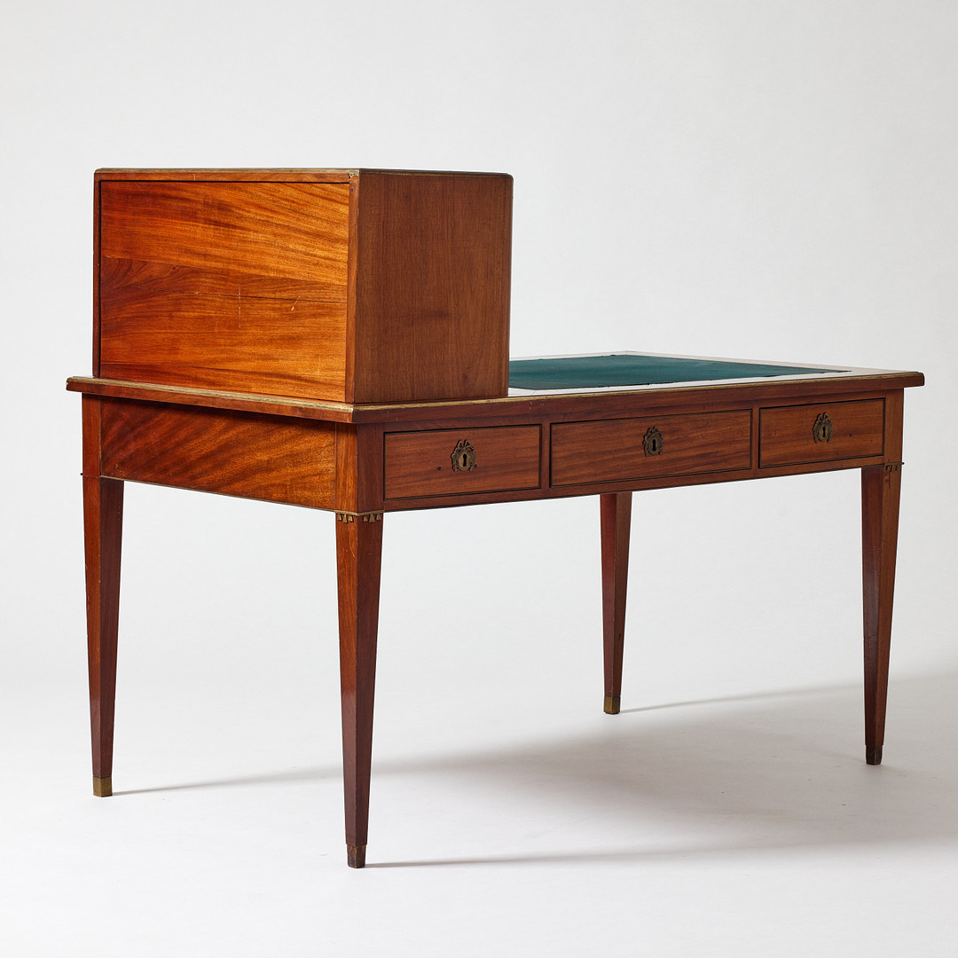 SKRIVBORD med UPPSATS, sengustavianskt, 1800-talets första hälft, fanerat med mahogny.