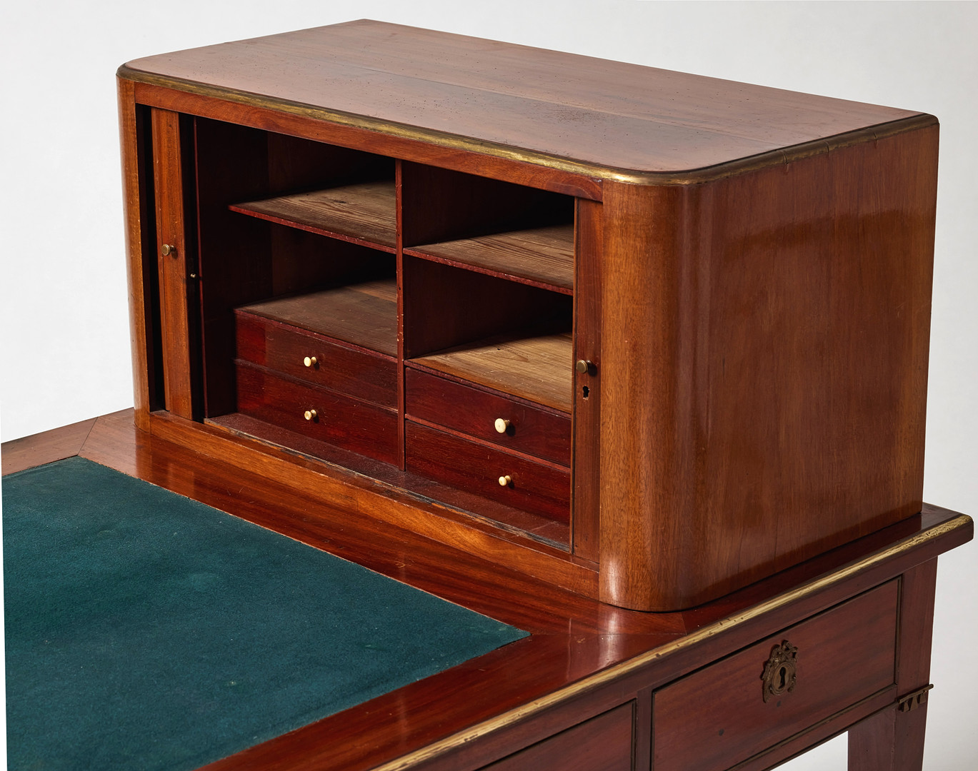 SKRIVBORD med UPPSATS, sengustavianskt, 1800-talets första hälft, fanerat med mahogny.