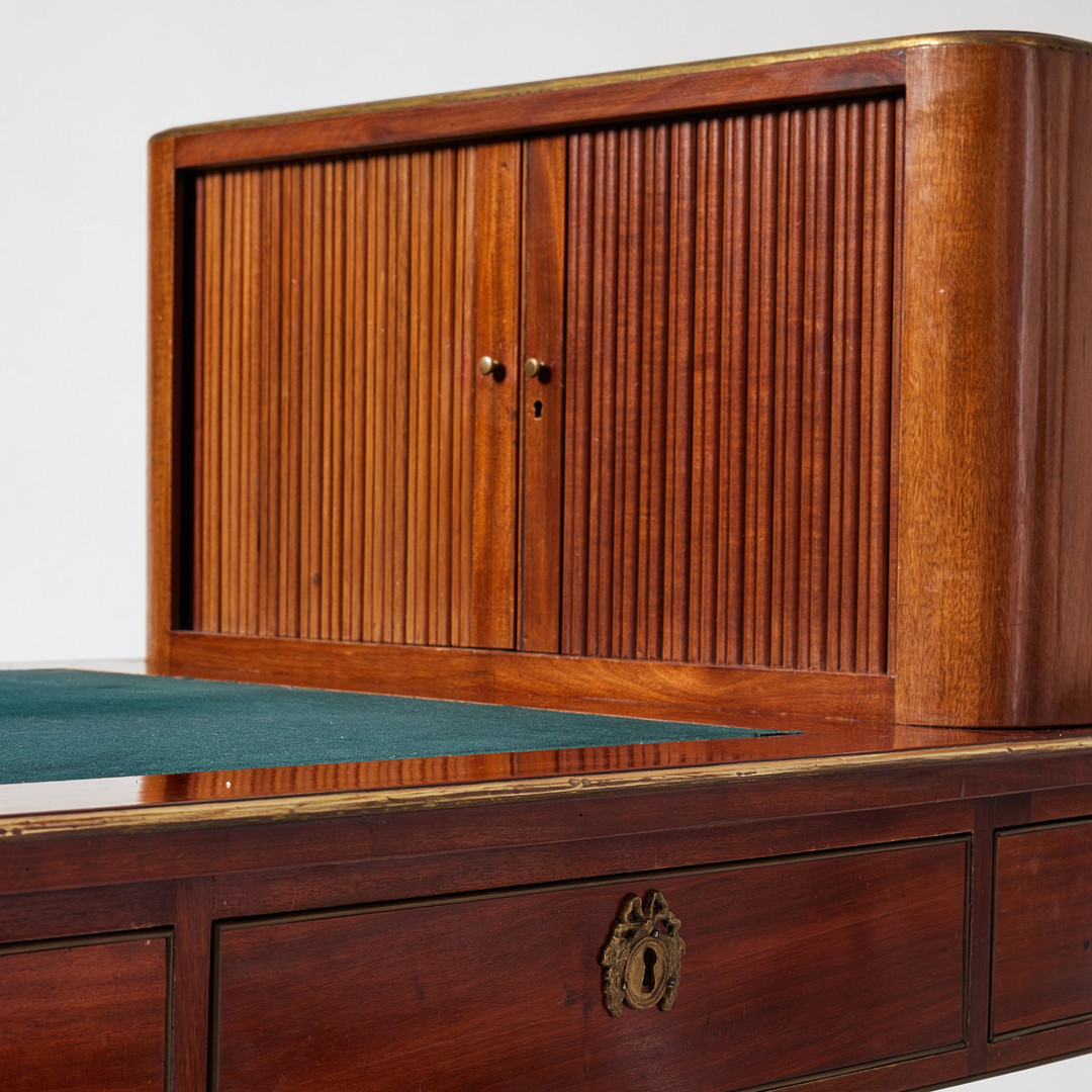SKRIVBORD med UPPSATS, sengustavianskt, 1800-talets första hälft, fanerat med mahogny.