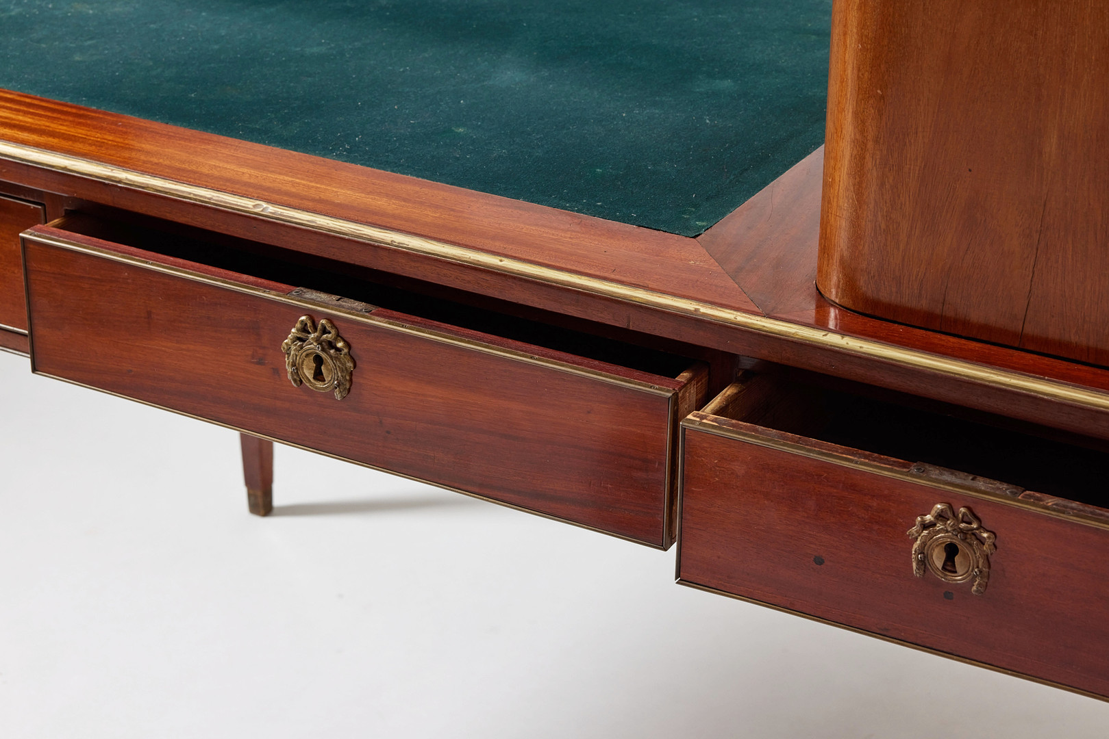 SKRIVBORD med UPPSATS, sengustavianskt, 1800-talets första hälft, fanerat med mahogny.