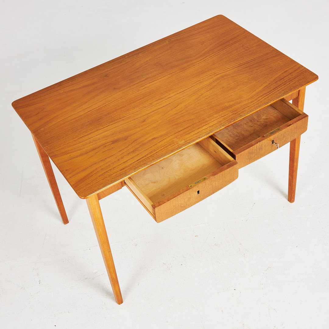 SKRIVBORD, 1950/60-tal, 2 lådor i sargen, teakfaner.