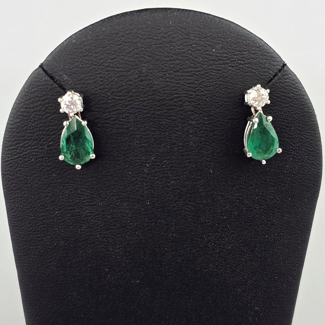 SMARAGD-OHRSTECKER (18K) mit Diamanten.