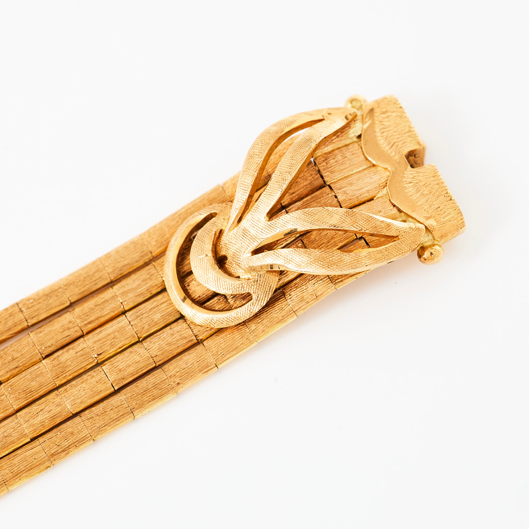ARMBAND, 18 k guld, 5 halvledade och satinerade länkar, lås med dekor av en oval amazonit med cabochonslipning, Italien/Vicenza, (1944-1968).