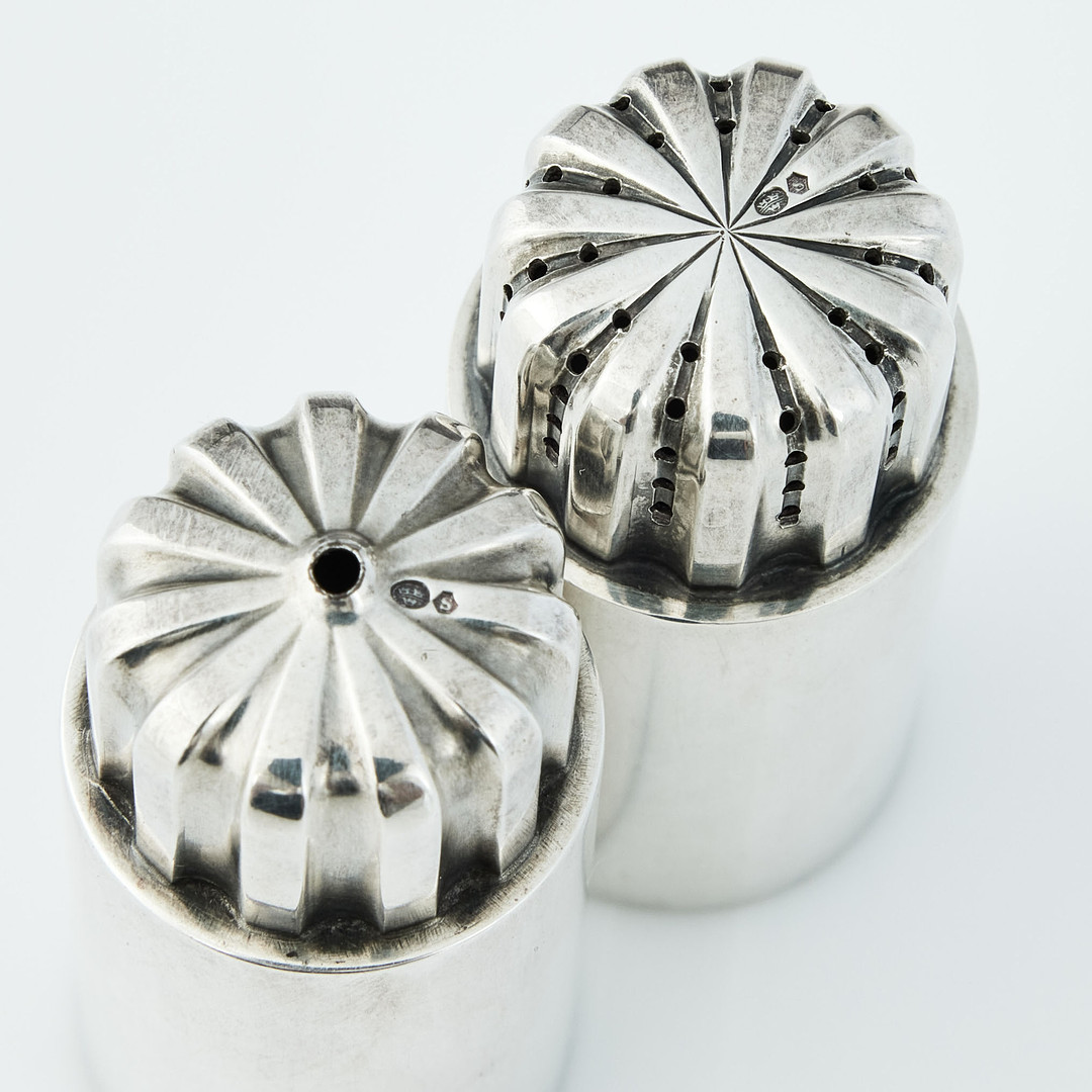 SIGVARD BERNADOTTE. Salt- och pepparkar, sterlingsilver, ett par, Georg Jensen, Danmark efter 1945. Design nr 834.