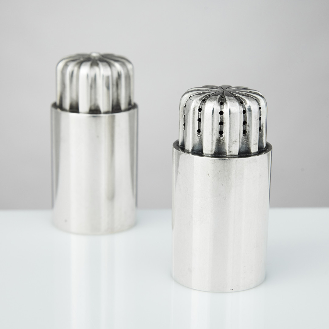SIGVARD BERNADOTTE. Salt- och pepparkar, sterlingsilver, ett par, Georg Jensen, Danmark efter 1945. Design nr 834.