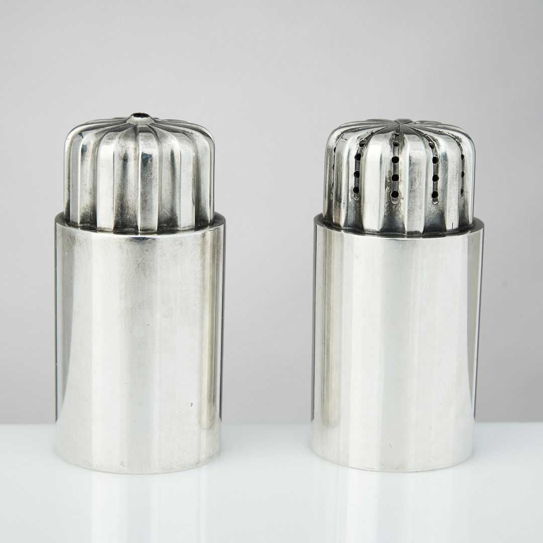SIGVARD BERNADOTTE. Salt- och pepparkar, sterlingsilver, ett par, Georg Jensen, Danmark efter 1945. Design nr 834.