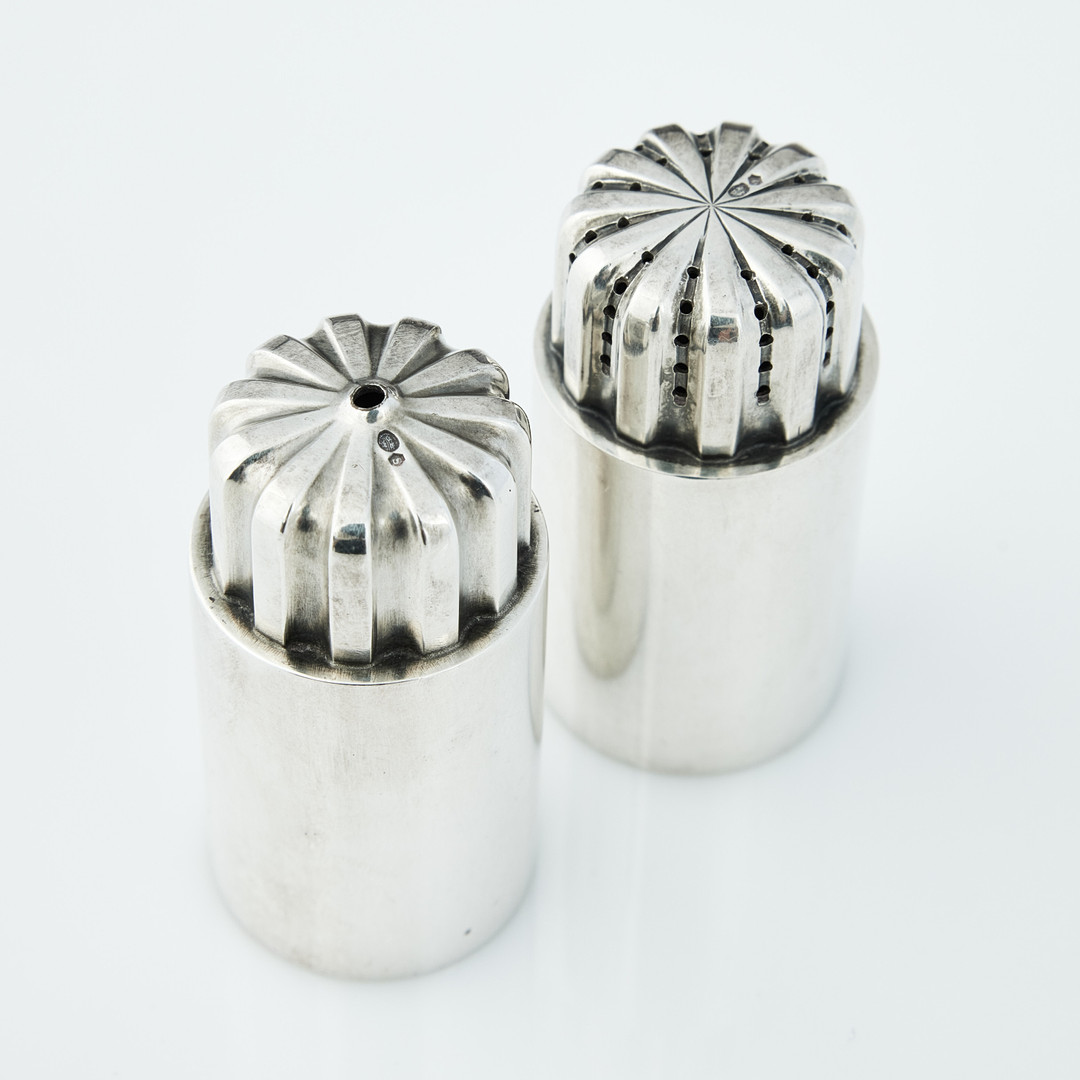 SIGVARD BERNADOTTE. Salt- och pepparkar, sterlingsilver, ett par, Georg Jensen, Danmark efter 1945. Design nr 834.