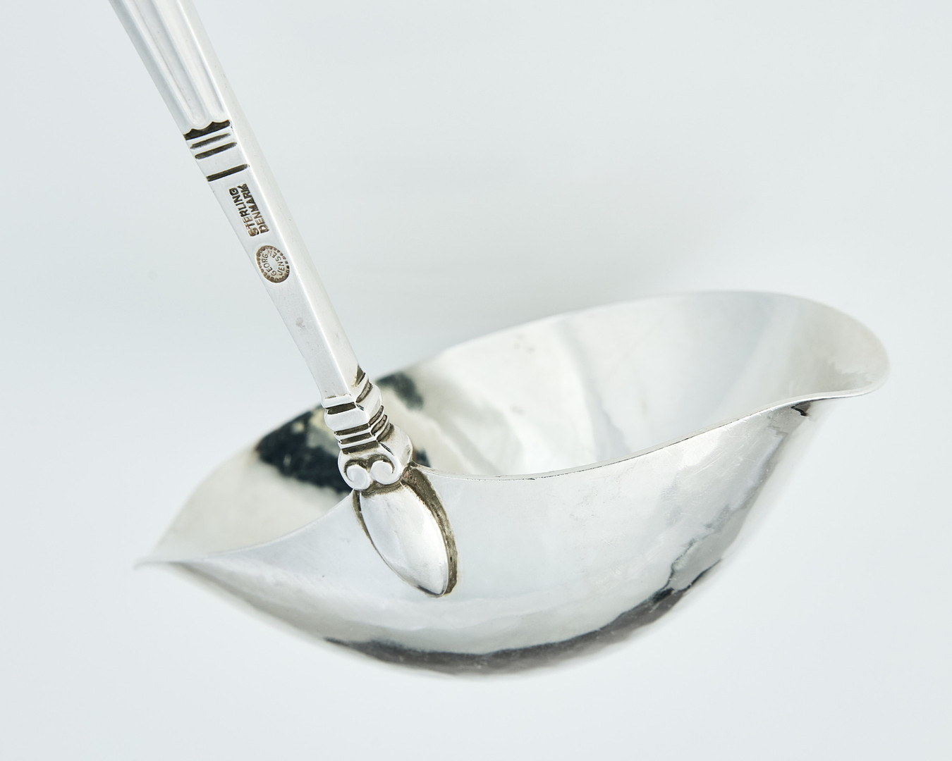 GEORG JENSEN. Såsslev, sterling silver, Danmark efter 1945. Modell Konge / Acorn.