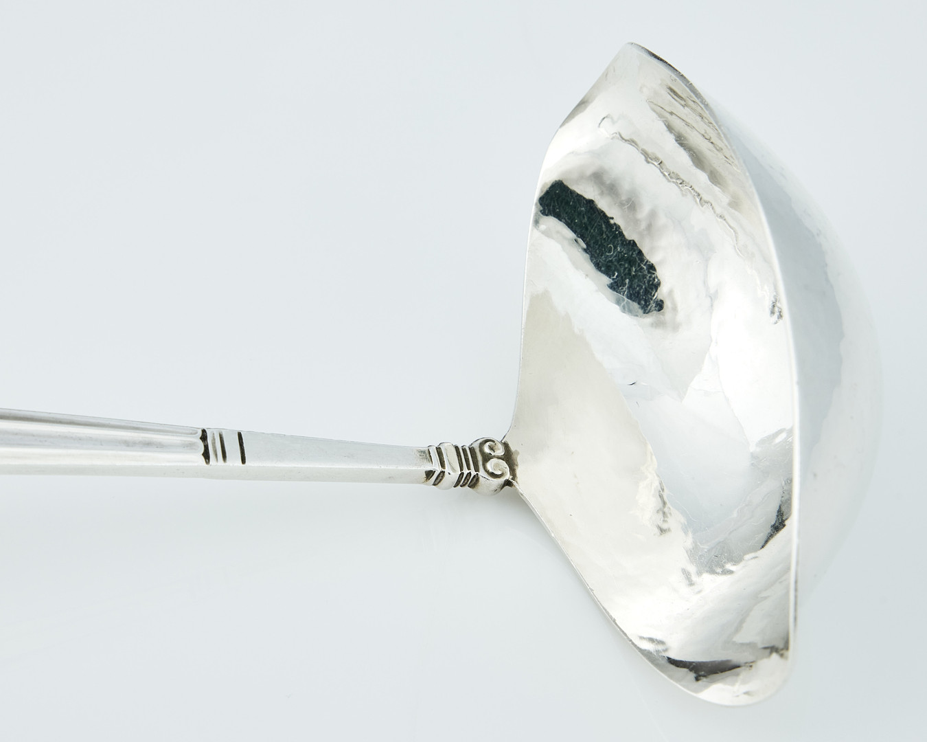 GEORG JENSEN. Såsslev, sterling silver, Danmark efter 1945. Modell Konge / Acorn.
