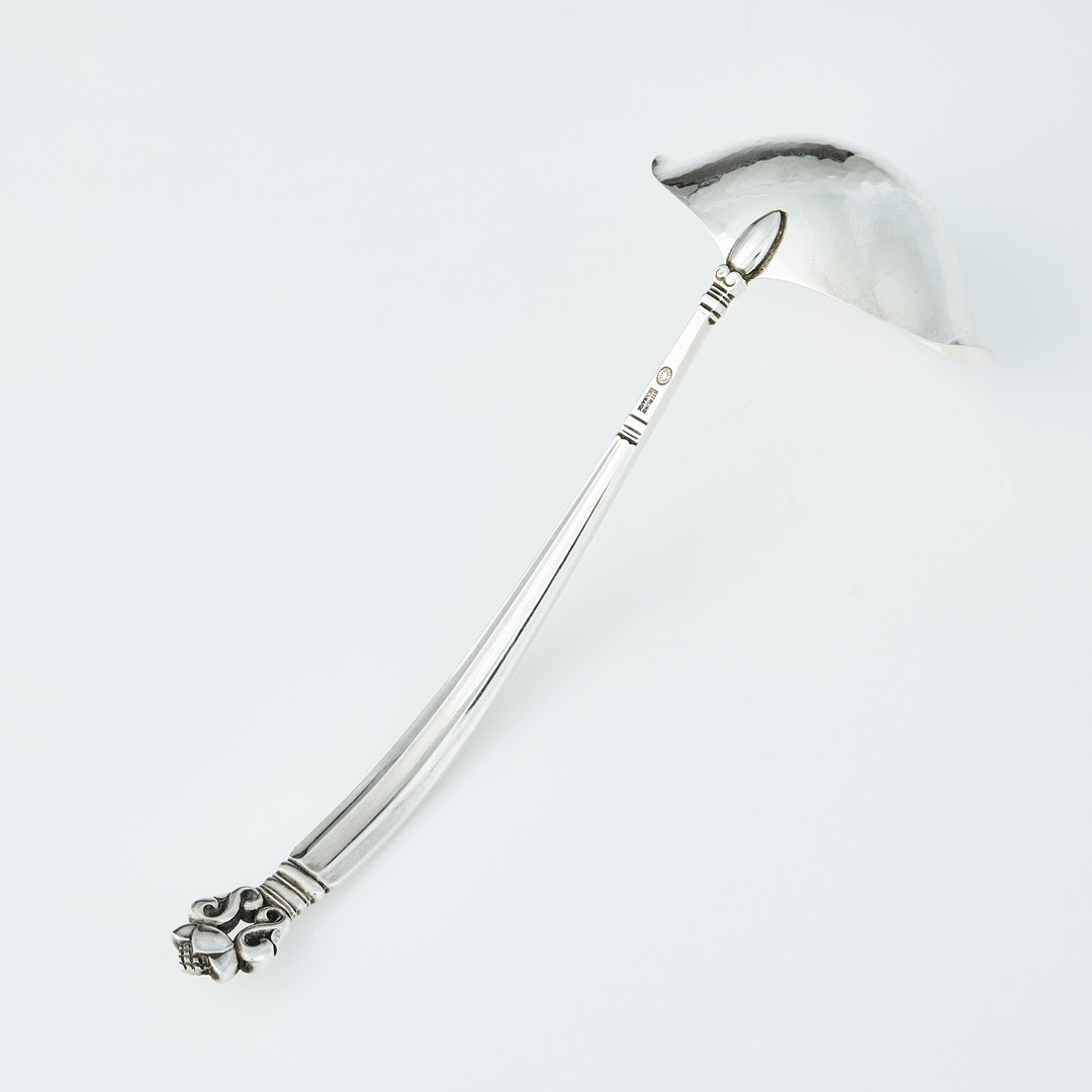 GEORG JENSEN. Såsslev, sterling silver, Danmark efter 1945. Modell Konge / Acorn.