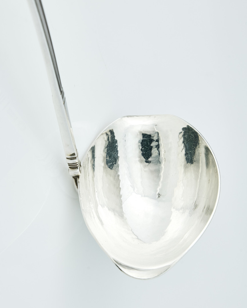 GEORG JENSEN. Såsslev, sterling silver, Danmark efter 1945. Modell Konge / Acorn.