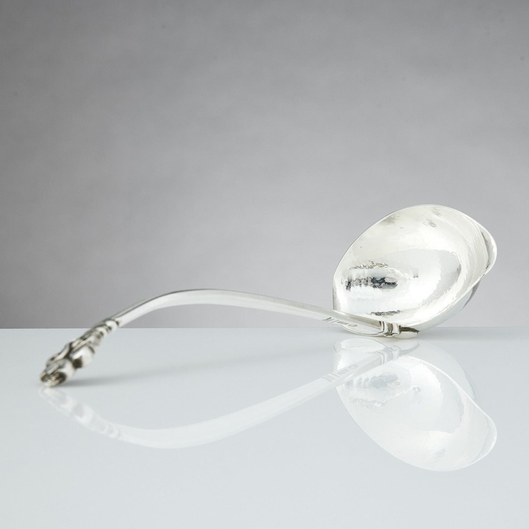 GEORG JENSEN. Såsslev, sterling silver, Danmark efter 1945. Modell Konge / Acorn.