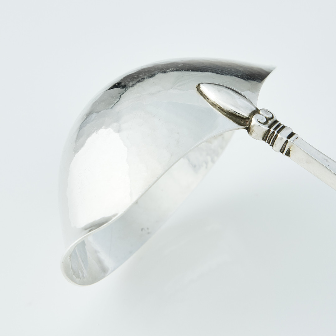 GEORG JENSEN. Såsslev, sterling silver, Danmark efter 1945. Modell Konge / Acorn.