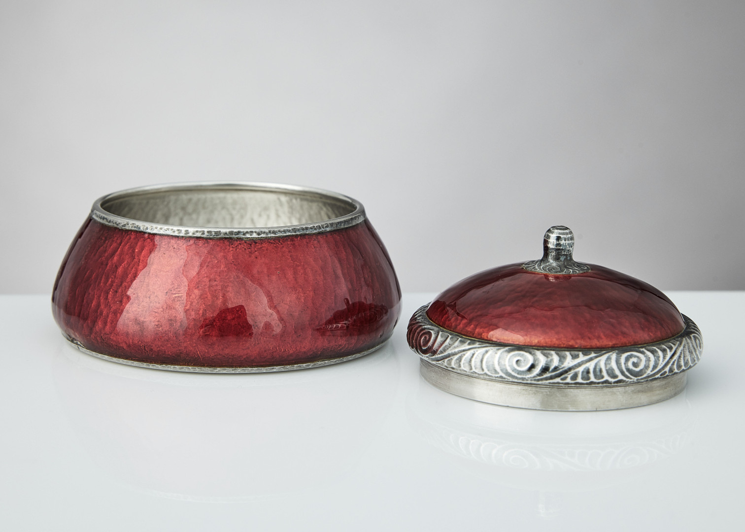 CARIN WÄSTBERG. Bonbonjär, silver och emalj, GAB, Stockholm 1914. Signerad CW.