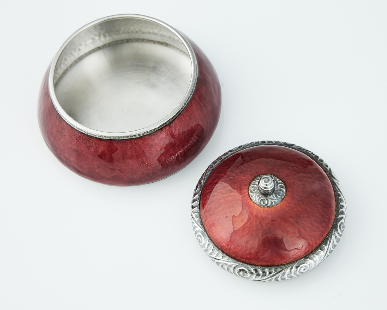CARIN WÄSTBERG. Bonbonjär, silver och emalj, GAB, Stockholm 1914. Signerad CW.