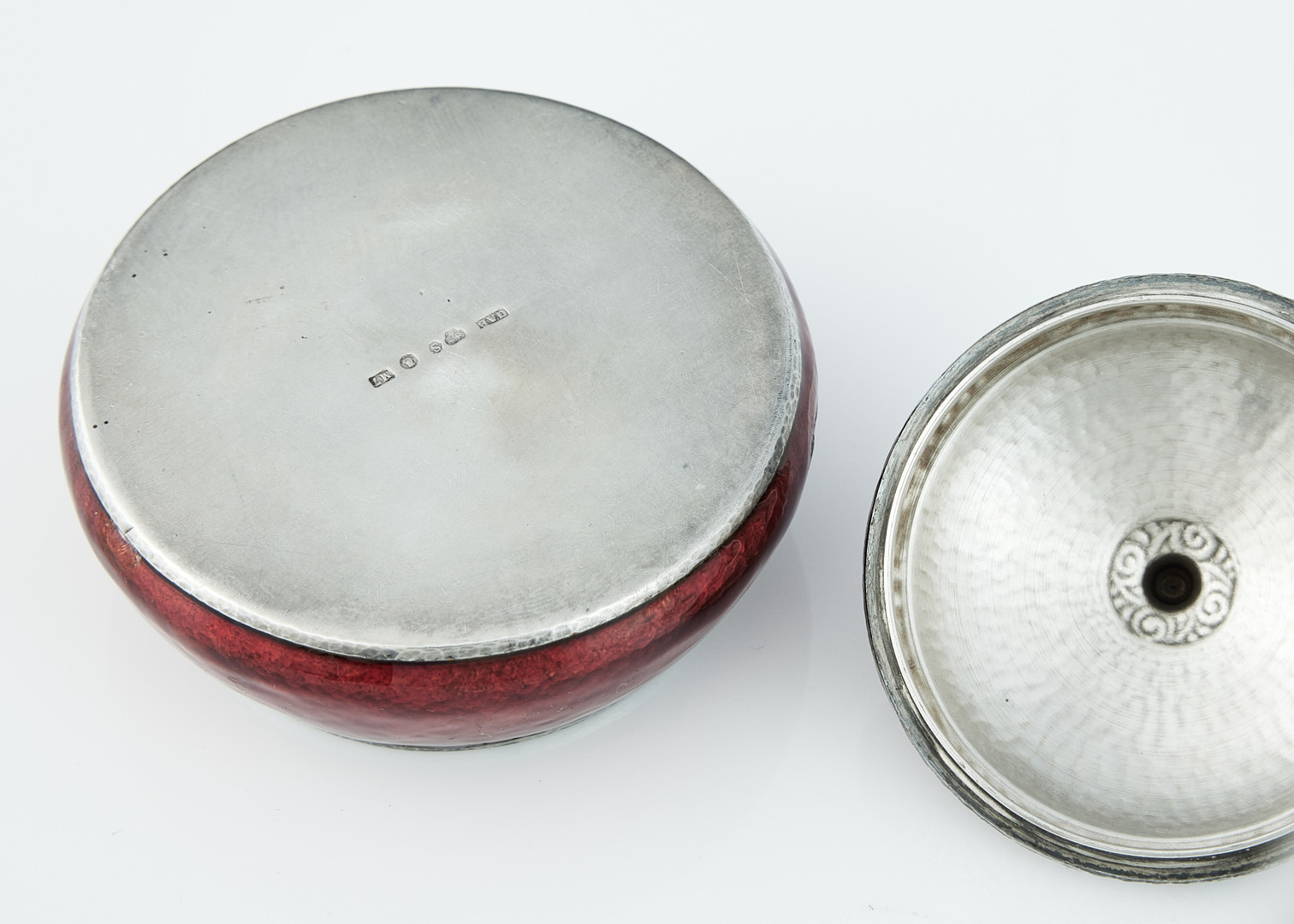 CARIN WÄSTBERG. Bonbonjär, silver och emalj, GAB, Stockholm 1914. Signerad CW.
