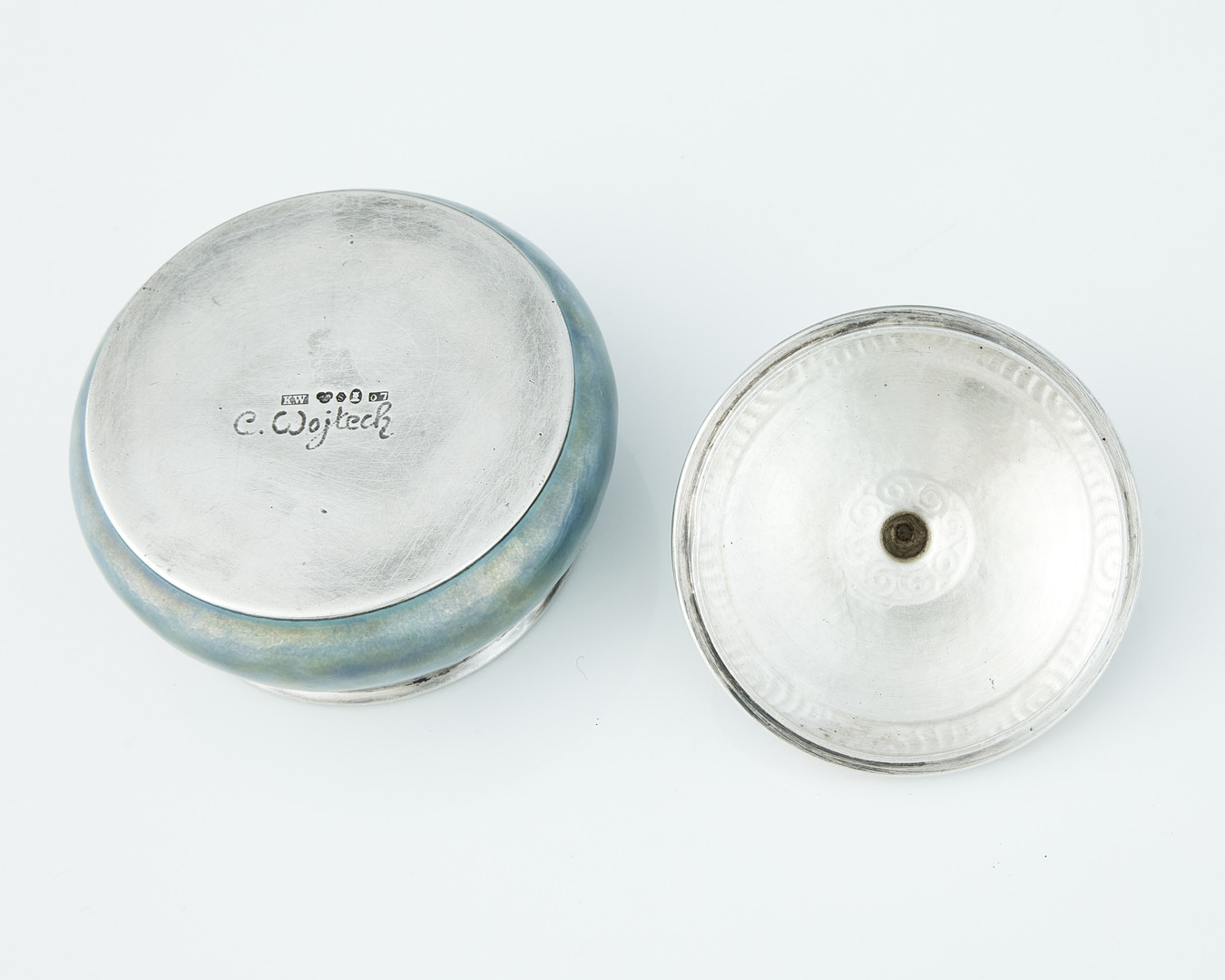 KARL WOJTECH. Bonbonjär, silver och emalj, signerad C. Wojtech, Stockholm 1916.