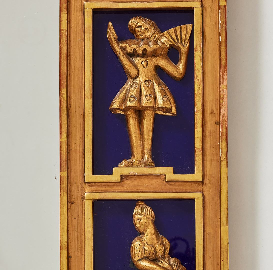 SPEGEL, Sverige 1920/30-tal, Swedish Grace, ram av förgyllt trä, med snidade figurscener mot fond av blått glas.