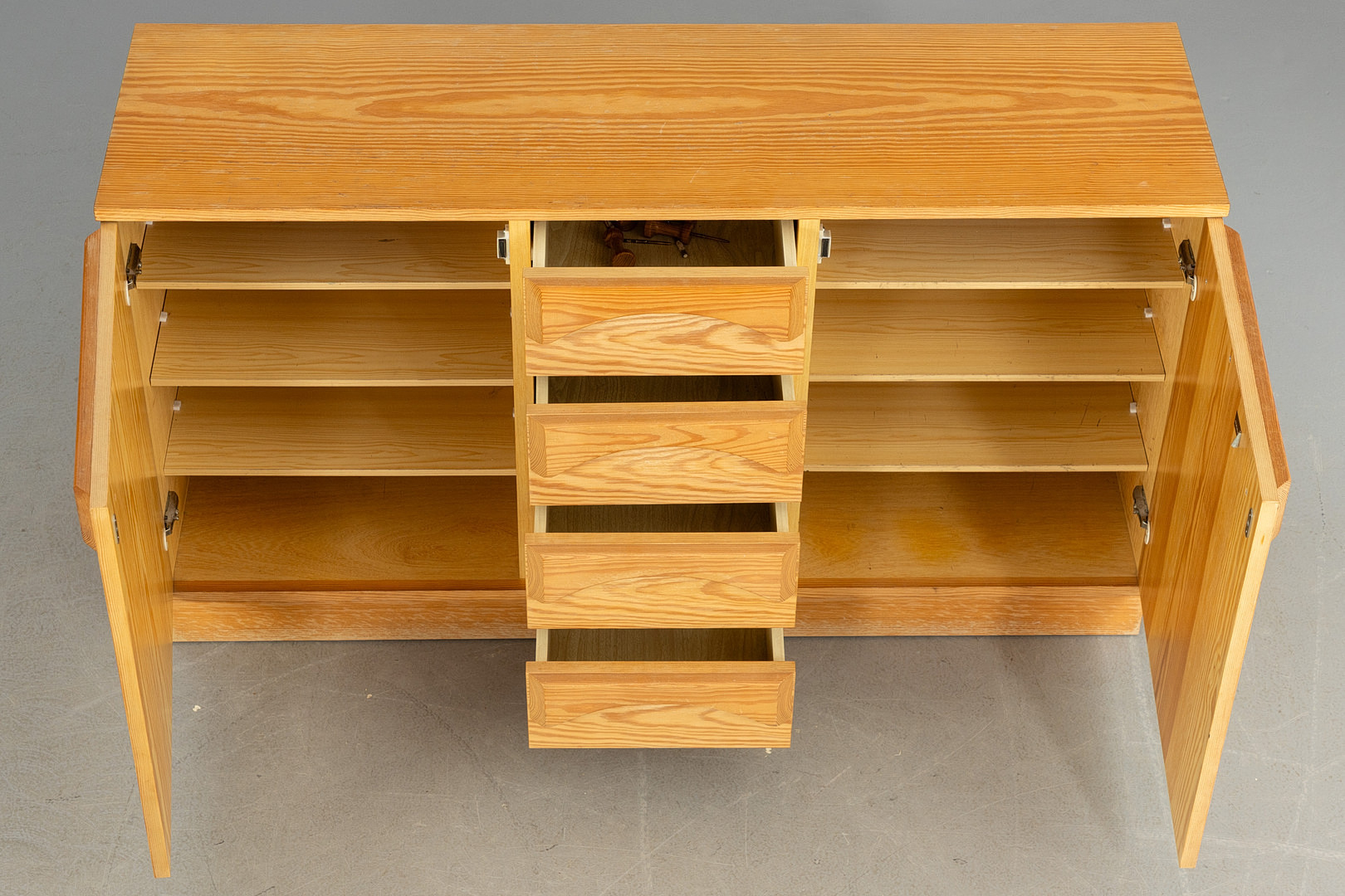 Gerneth Flur. Kommode, Spiegel und Wandgarderobe mit Haken, 1970er Jahre. 7-tlg.