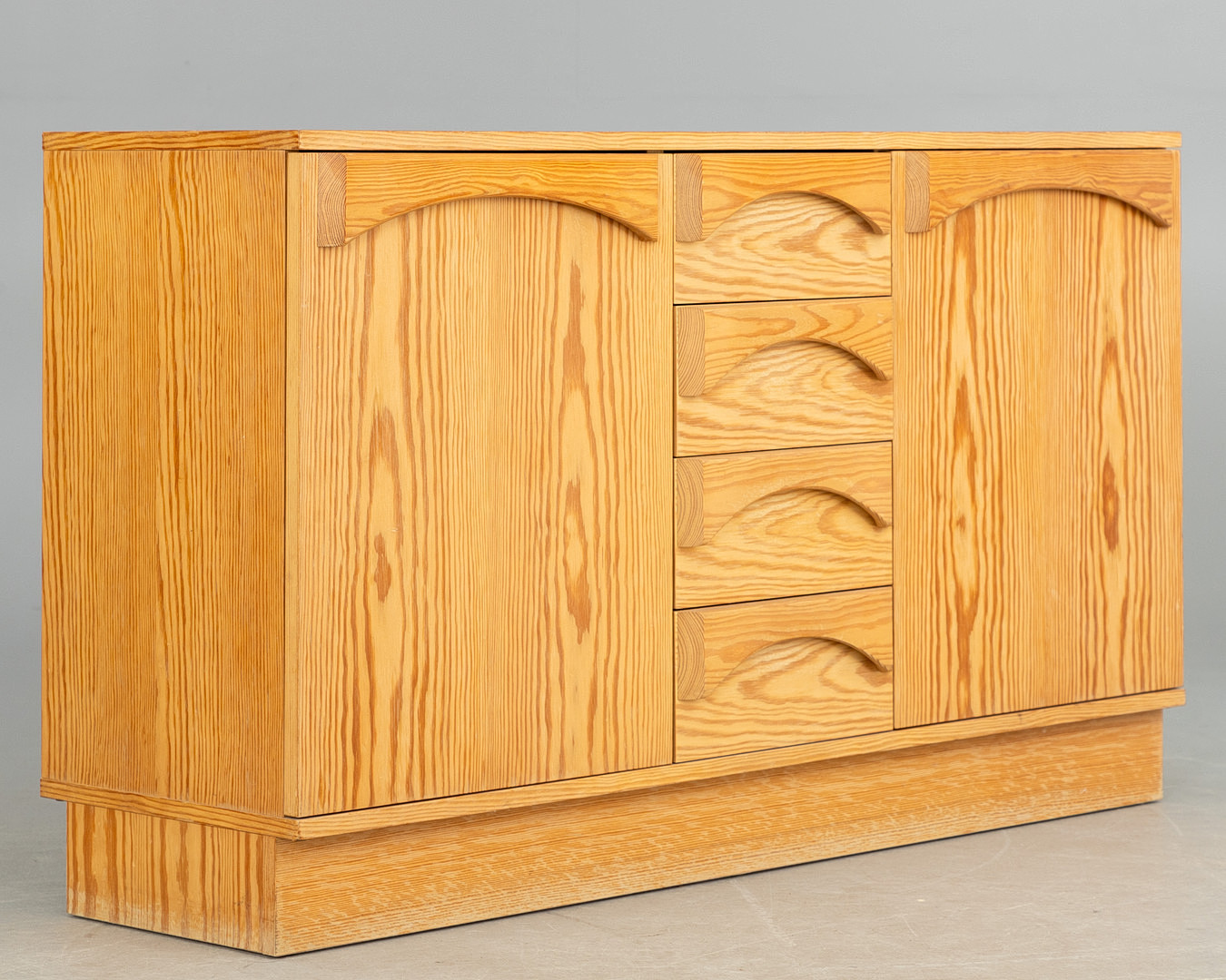 Gerneth Flur. Kommode, Spiegel und Wandgarderobe mit Haken, 1970er Jahre. 7-tlg.
