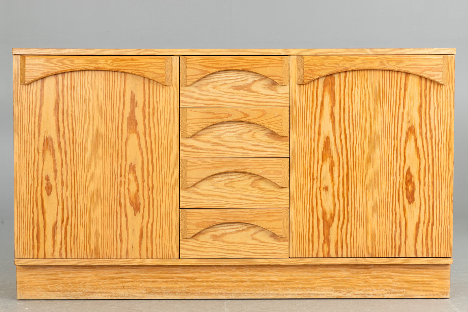 Gerneth Flur. Kommode, Spiegel und Wandgarderobe mit Haken, 1970er Jahre. 7-tlg.