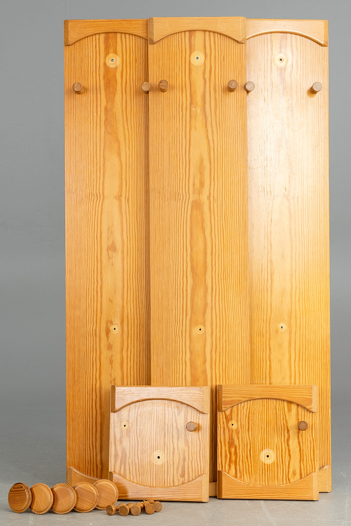 Gerneth Flur. Kommode, Spiegel und Wandgarderobe mit Haken, 1970er Jahre. 7-tlg.