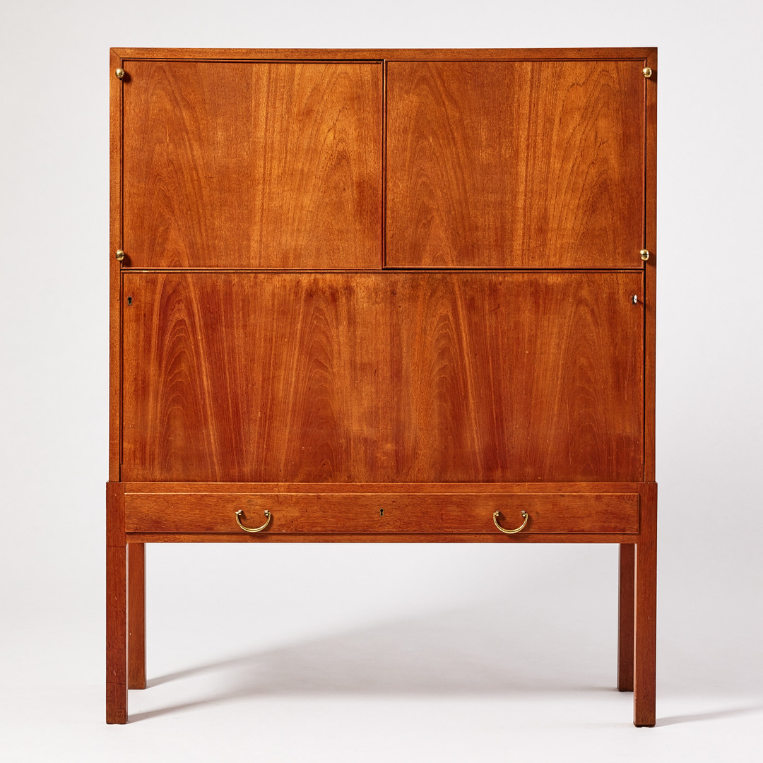 JOSEF FRANK. Barskåp, Firma Svenskt Tenn, 1950/60-tal, modellnummer 719, mahogny med beslag i mässing.