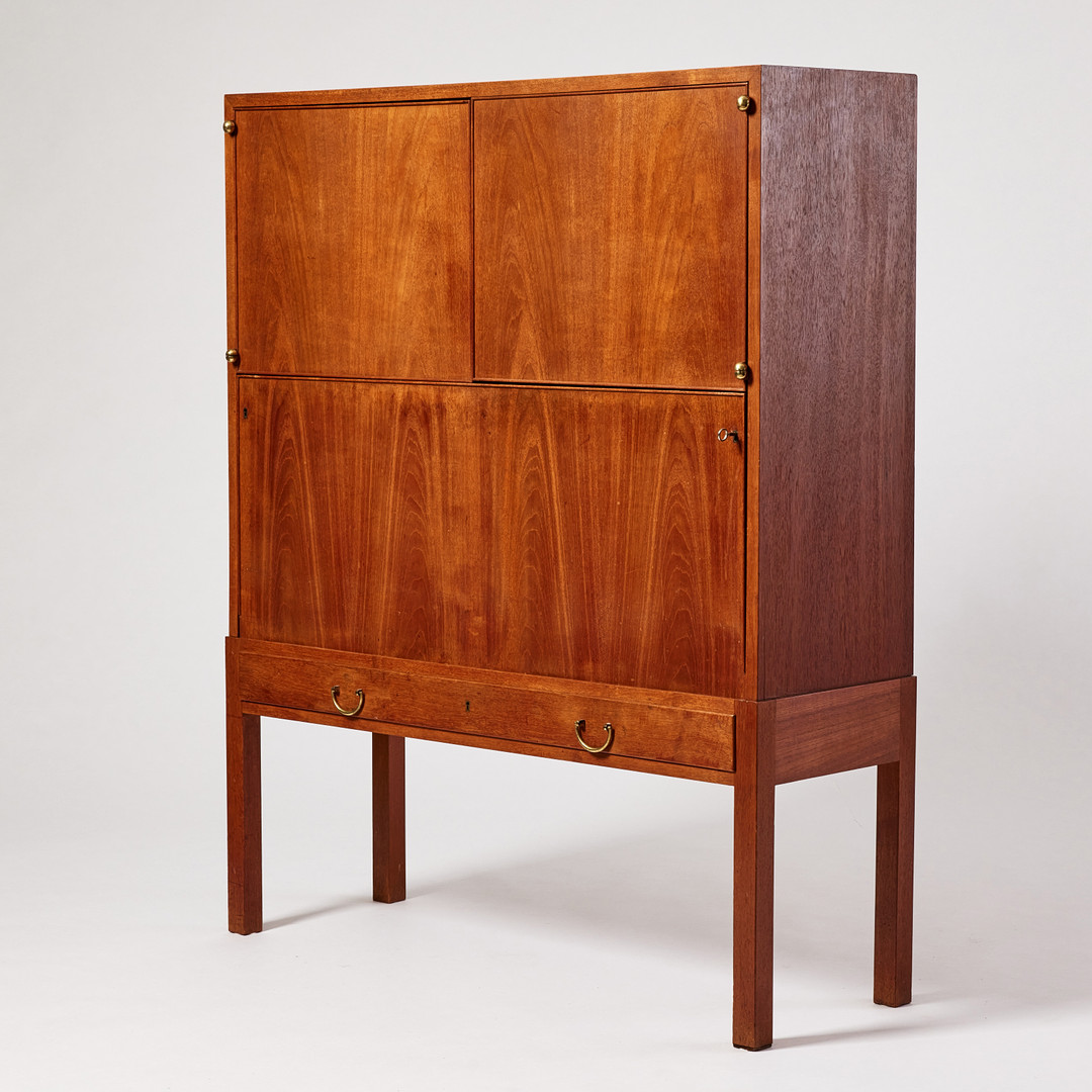 JOSEF FRANK. Barskåp, Firma Svenskt Tenn, 1950/60-tal, modellnummer 719, mahogny med beslag i mässing.