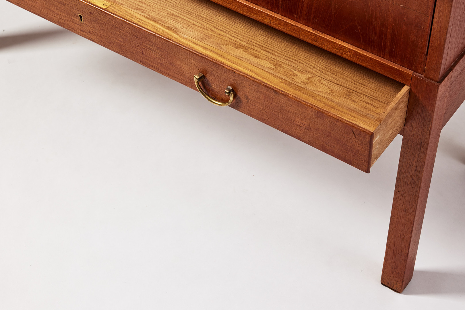 JOSEF FRANK. Barskåp, Firma Svenskt Tenn, 1950/60-tal, modellnummer 719, mahogny med beslag i mässing.