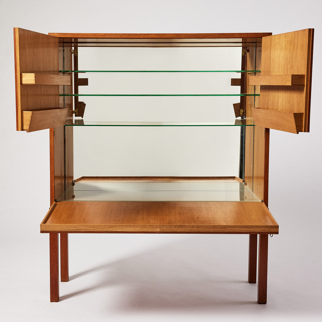 JOSEF FRANK. Barskåp, Firma Svenskt Tenn, 1950/60-tal, modellnummer 719, mahogny med beslag i mässing.