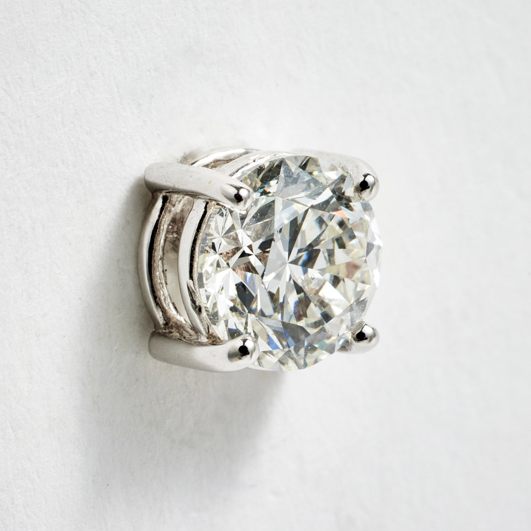 ÖRHÄNGEN, 1 par, 18 k vitguld, vardera örhänge med 1 briljantslipad diamant, 1 diamant 1,01 ct, kvalitet G(TW)/VS2, resp. 1,01 ct, kvalitet G(TW)/VS1.