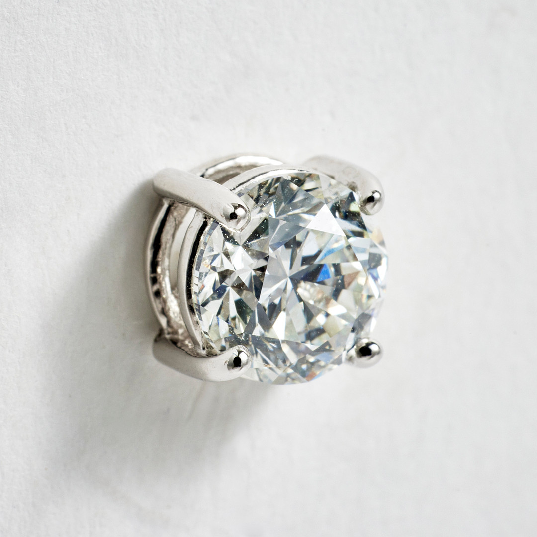 ÖRHÄNGEN, 1 par, 18 k vitguld, vardera örhänge med 1 briljantslipad diamant, 1 diamant 1,01 ct, kvalitet G(TW)/VS2, resp. 1,01 ct, kvalitet G(TW)/VS1.