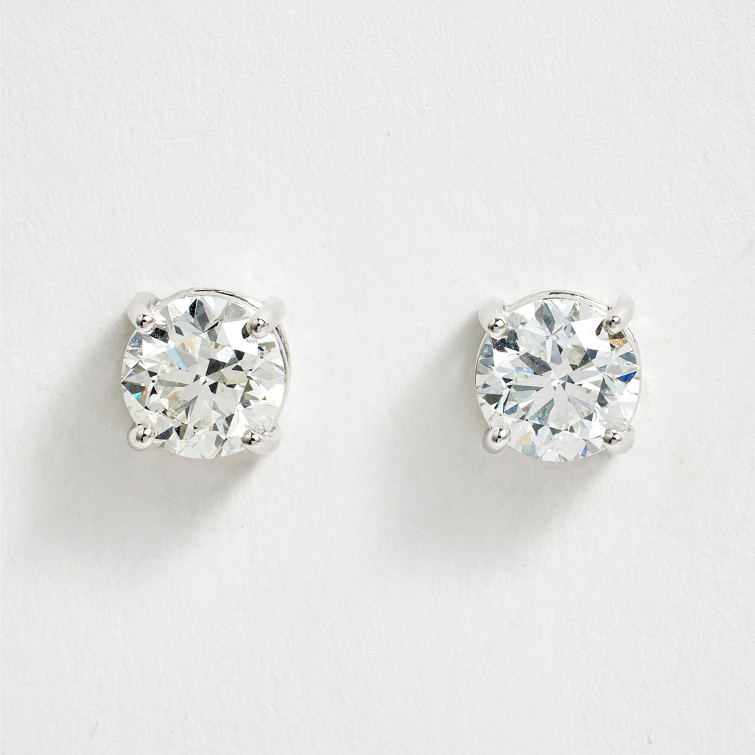 ÖRHÄNGEN, 1 par, 18 k vitguld, vardera örhänge med 1 briljantslipad diamant, 1 diamant 1,01 ct, kvalitet G(TW)/VS2, resp. 1,01 ct, kvalitet G(TW)/VS1.