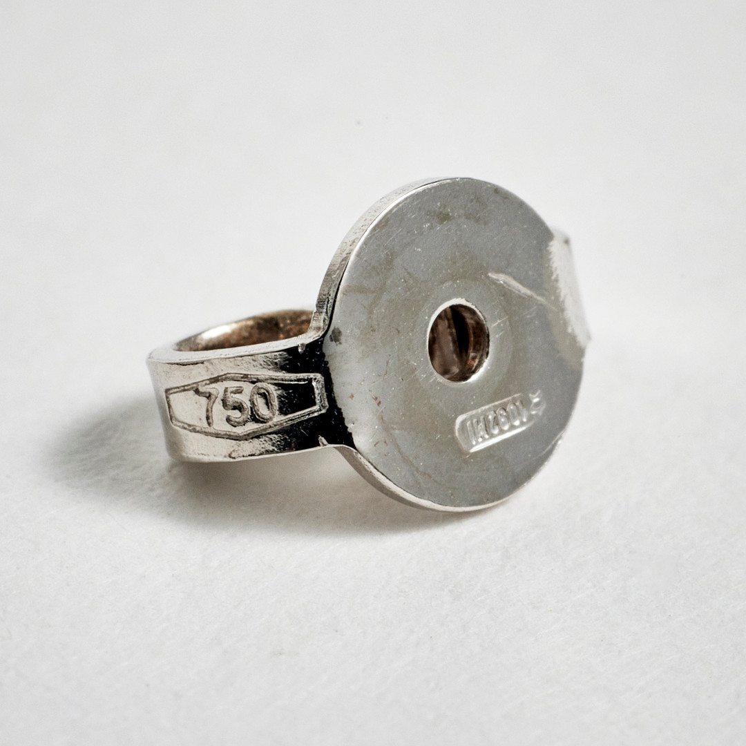 ÖRHÄNGEN, 1 par, 18 k vitguld, vardera örhänge med 1 briljantslipad diamant, 1 diamant 1,01 ct, kvalitet G(TW)/VS2, resp. 1,01 ct, kvalitet G(TW)/VS1.
