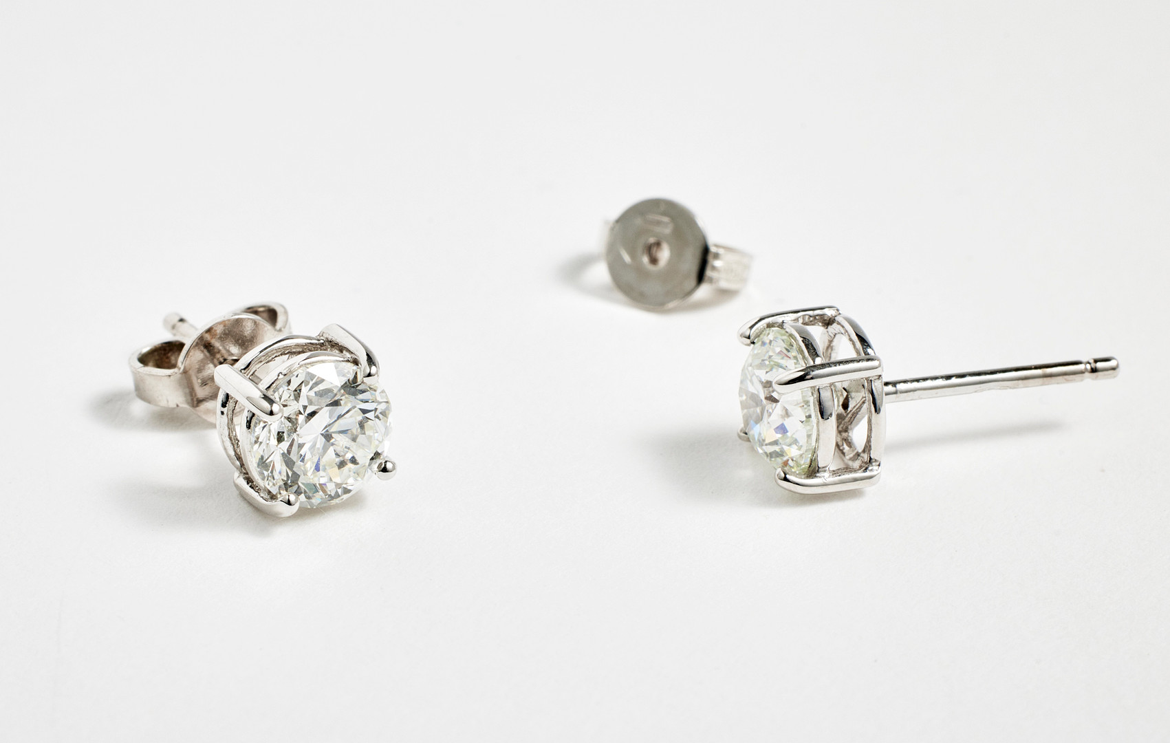 ÖRHÄNGEN, 1 par, 18 k vitguld, vardera örhänge med 1 briljantslipad diamant, 1 diamant 1,01 ct, kvalitet G(TW)/VS2, resp. 1,01 ct, kvalitet G(TW)/VS1.